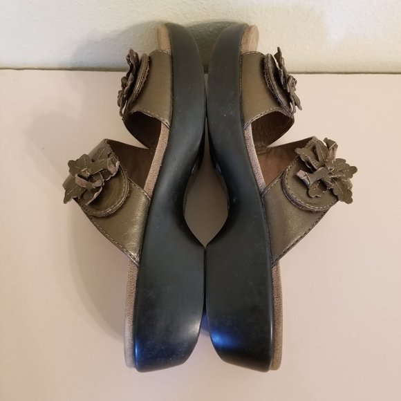 Dansko 37 Metallic Leather Bronze Sand Dollar Wedge Sandal Leather Comfort DONNA - Picture 8 of 11